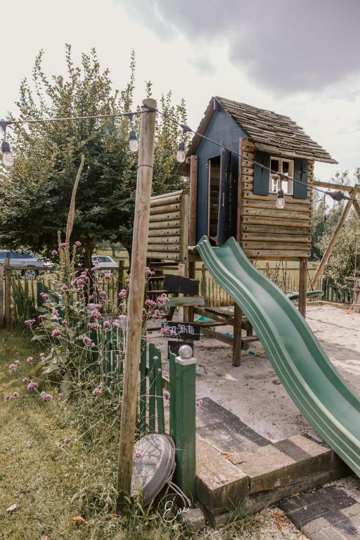 Herní místnost nebo prostor pro děti v ubytování B&B Hullebrug