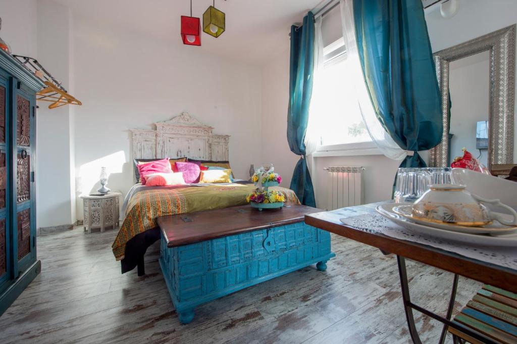 ローマにあるLetto e Latte Roma Guest Houseのベッドルーム1室(青いチェスト付きのベッド1台付)