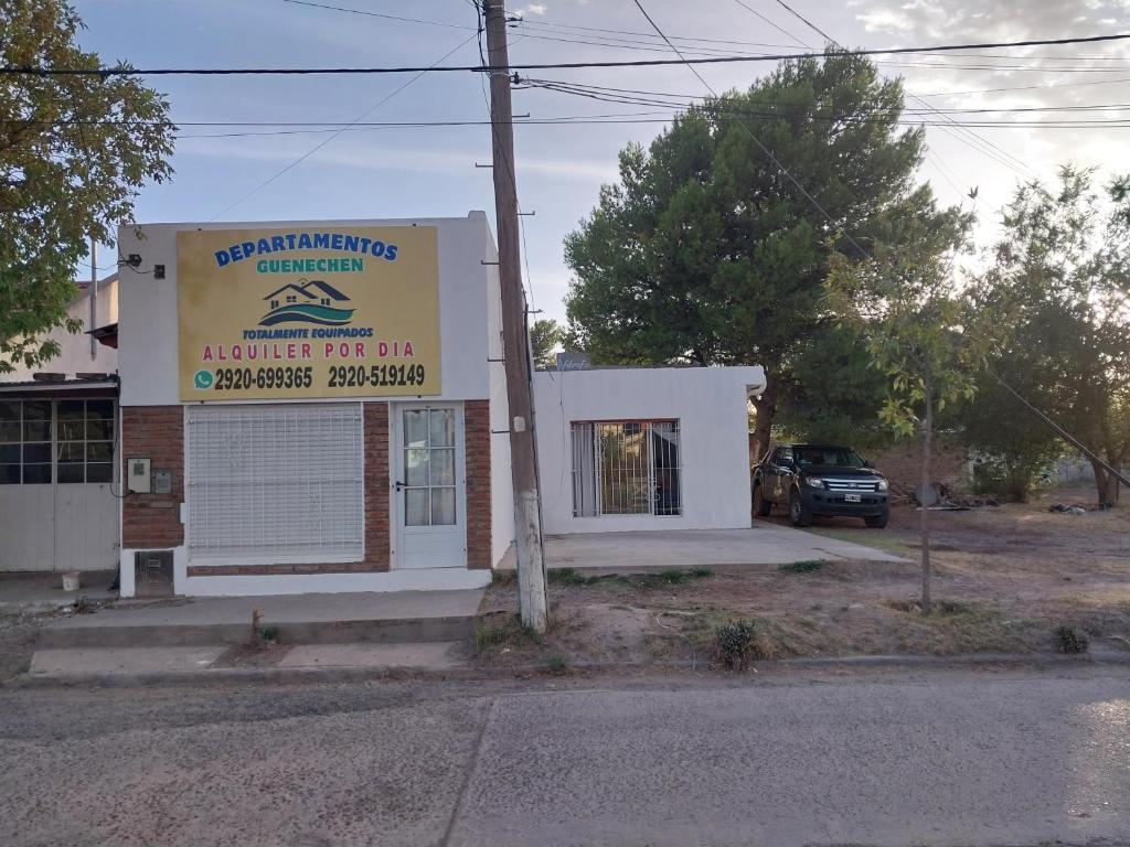 un edificio con un cartel al costado de una calle en Guenechen familiar, en Río Colorado