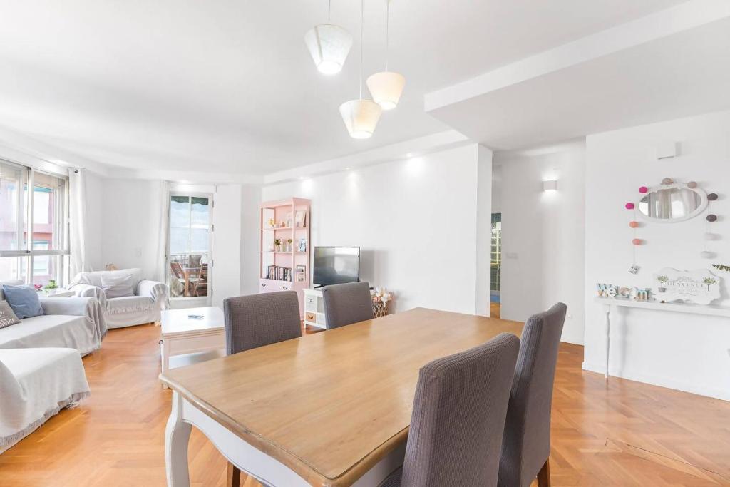 un soggiorno con tavolo e sedie in legno di LovelyLoft Mercado ad Alicante