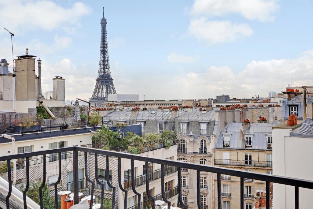 d'un balcon offrant une vue sur la tour Eiffel. dans l'établissement Prestige Avenue Kléber, à Paris