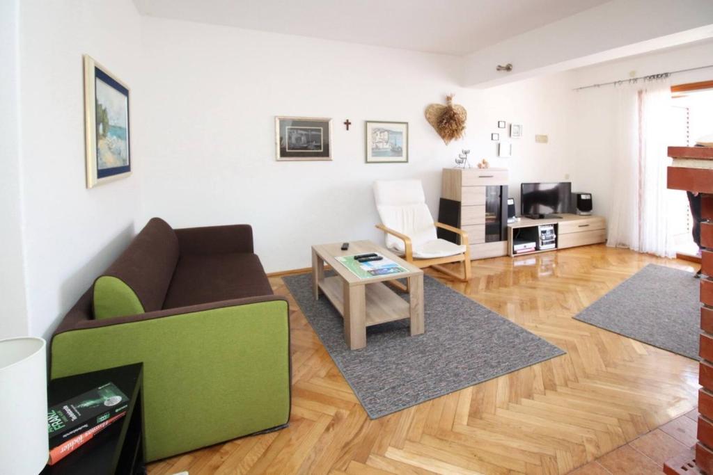 Televízia a/alebo spoločenská miestnosť v ubytovaní Apartment Krivec