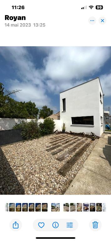 une photo d'une maison blanche avec un site web dans l'établissement Petit appartement mitoyen, à Royan