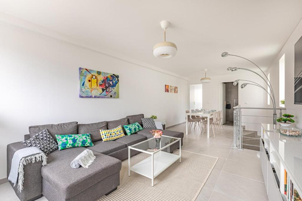 un salon avec un canapé et une table dans l'établissement Maison calme à 20 minutes de Paris, à Vitry-sur-Seine