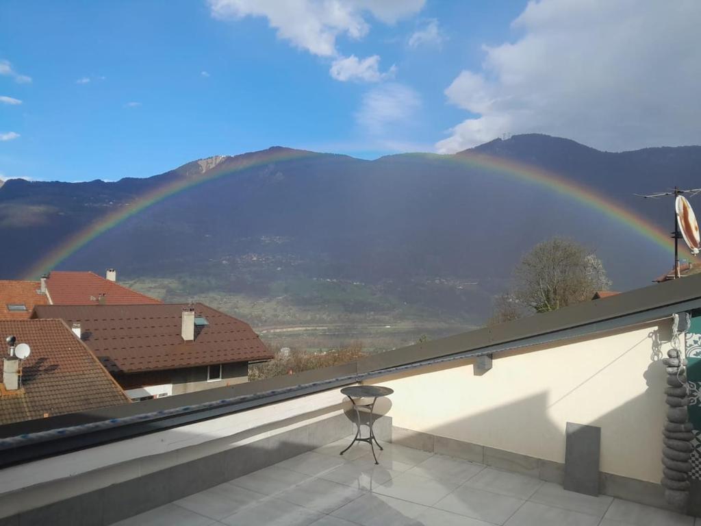 - un balcon avec vue sur la montagne dans l'établissement studio proche station ski, à Saint-Oyen