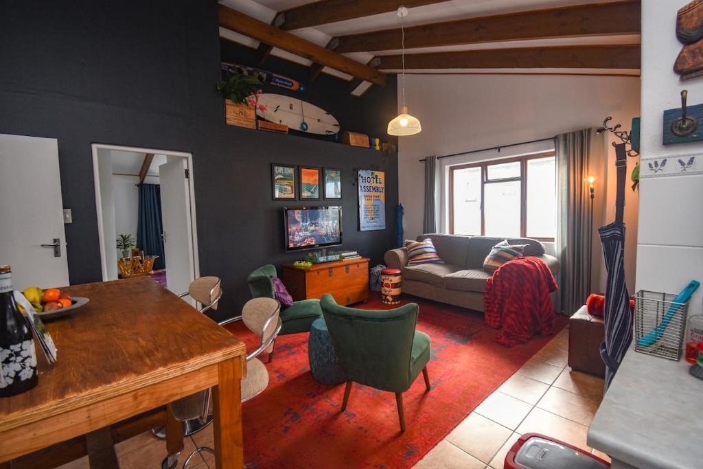 Χώρος καθιστικού στο Poseidon's Pad - Eclectic 2-bedroom apartment in trendy Muizenberg