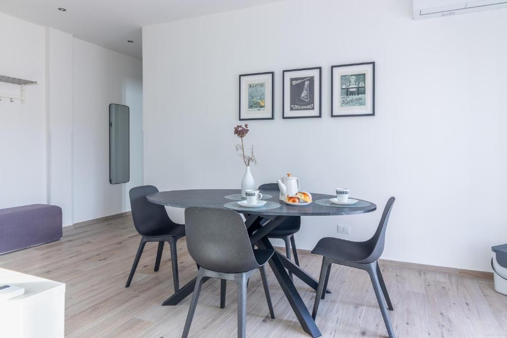 Hotel HouSmart Donato Creti 75, a dining room with a table and chairs at HouSmart Donato Creti 75 in Bologna