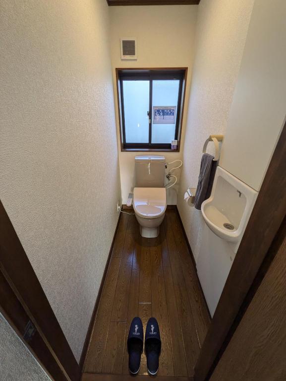Koupelna v ubytování Villa Tojinbo ヴィラ東尋坊 1棟貸切10人 東尋坊5分 芝政15分 恐竜博物館55分 かに