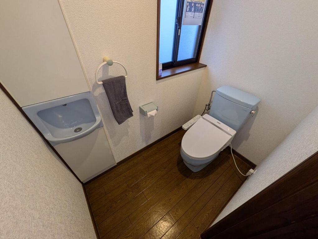 Koupelna v ubytování Villa Tojinbo ヴィラ東尋坊 1棟貸切10人 東尋坊5分 芝政15分 恐竜博物館55分 かに