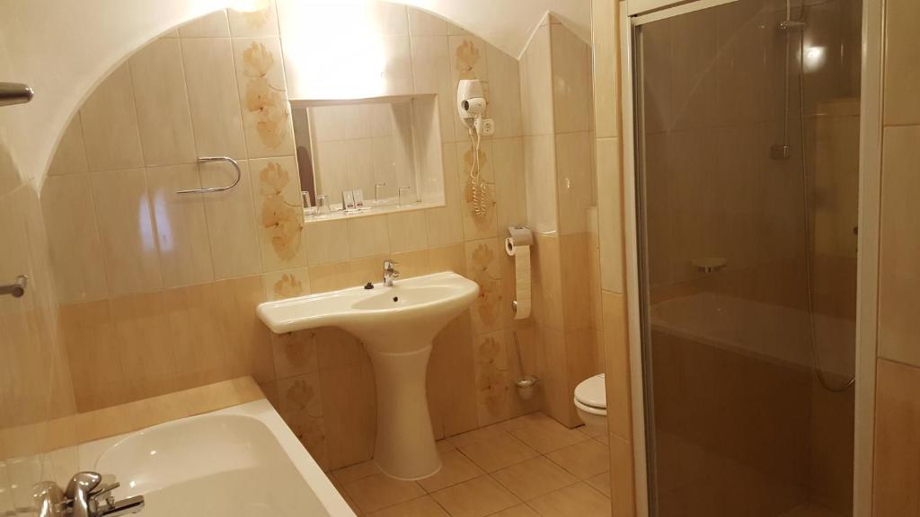 Koupelna v ubytování Hotel Romantik Eger