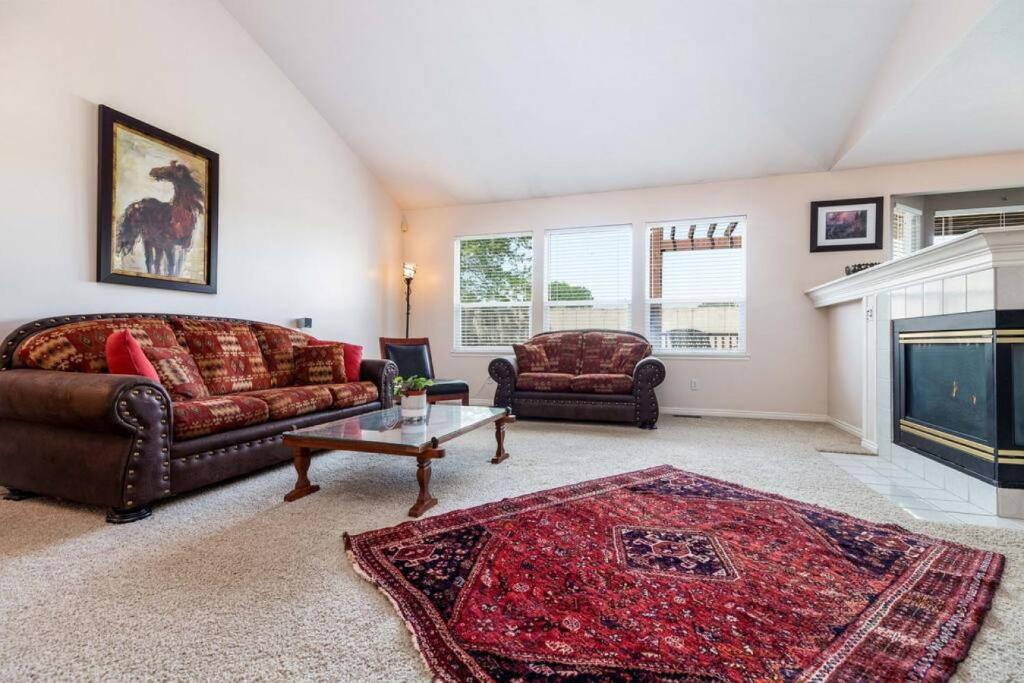 Una sala de estar con un sofá y una chimenea. en Wasatch Oaks Retreat, en Cottonwood Heights