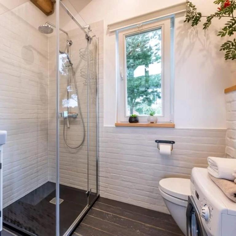 Kúpeľňa v ubytovaní Domki nad jeziorem Widokowo