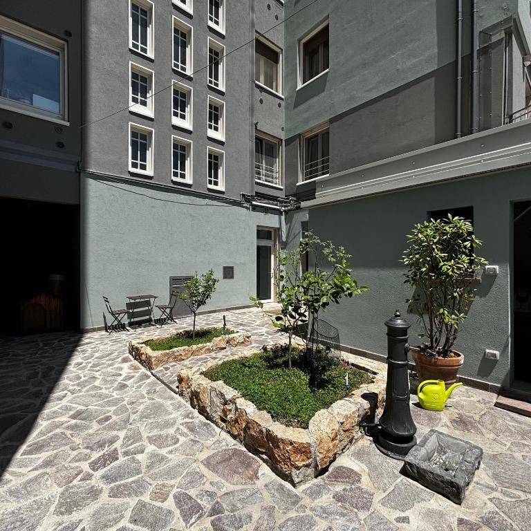 Zahrada ubytování ESSENTIAL ROOM & PARKING in Centro Città con Parcheggio Privato e WIFI