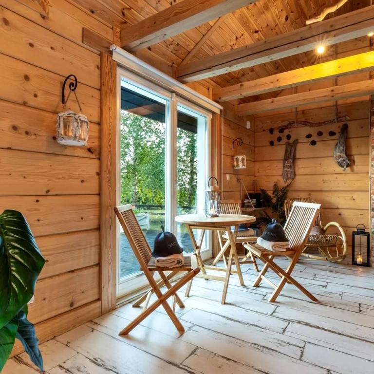 Patio alebo iná vonkajšia časť ubytovania Domki nad jeziorem Widokowo