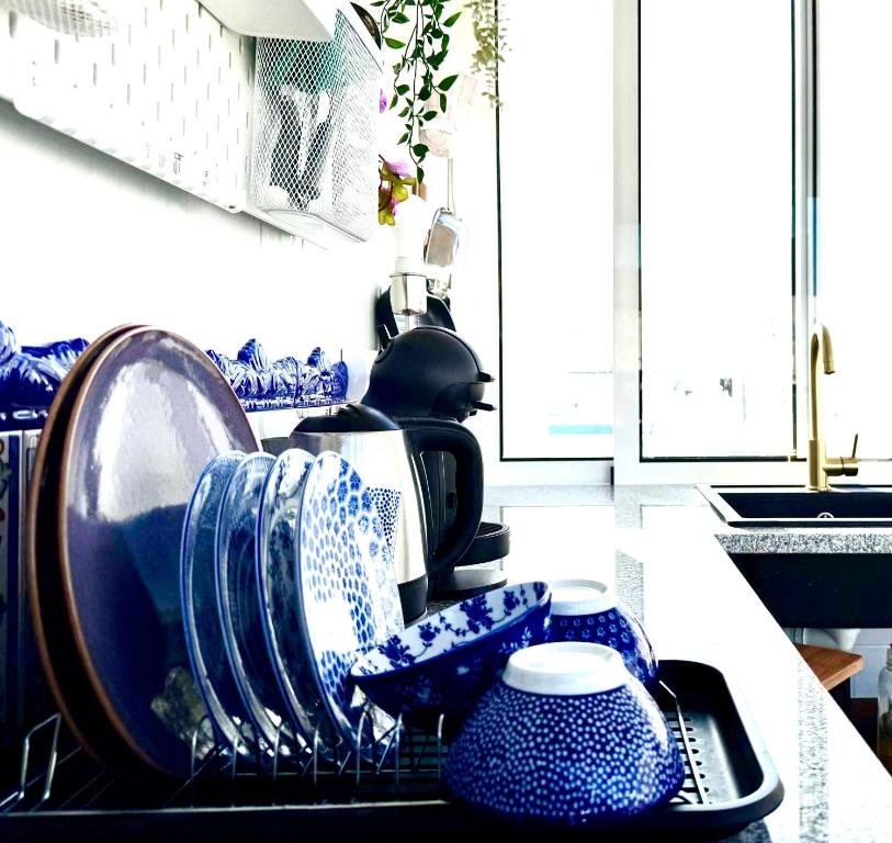 Příslušenství pro přípravu čaje a kávy v ubytování Zenit charm Olhao relax cubist House