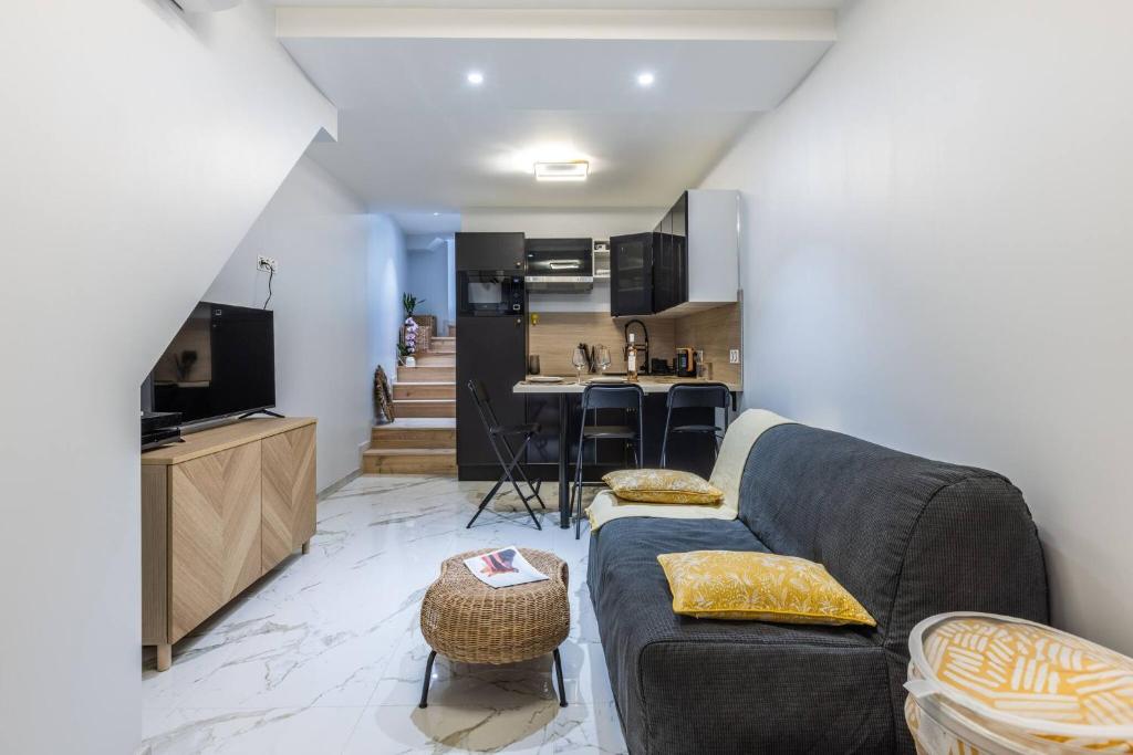 un salon avec un canapé et une cuisine dans l'établissement Casa feracci, à Villefranche-sur-Mer