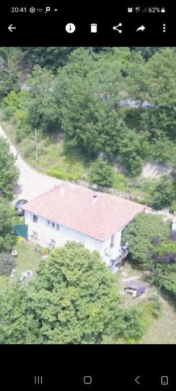Letecký snímek ubytování Les coteaux de Planèze, maison et jardin dans le Lot! Chambres chez l'habitant!