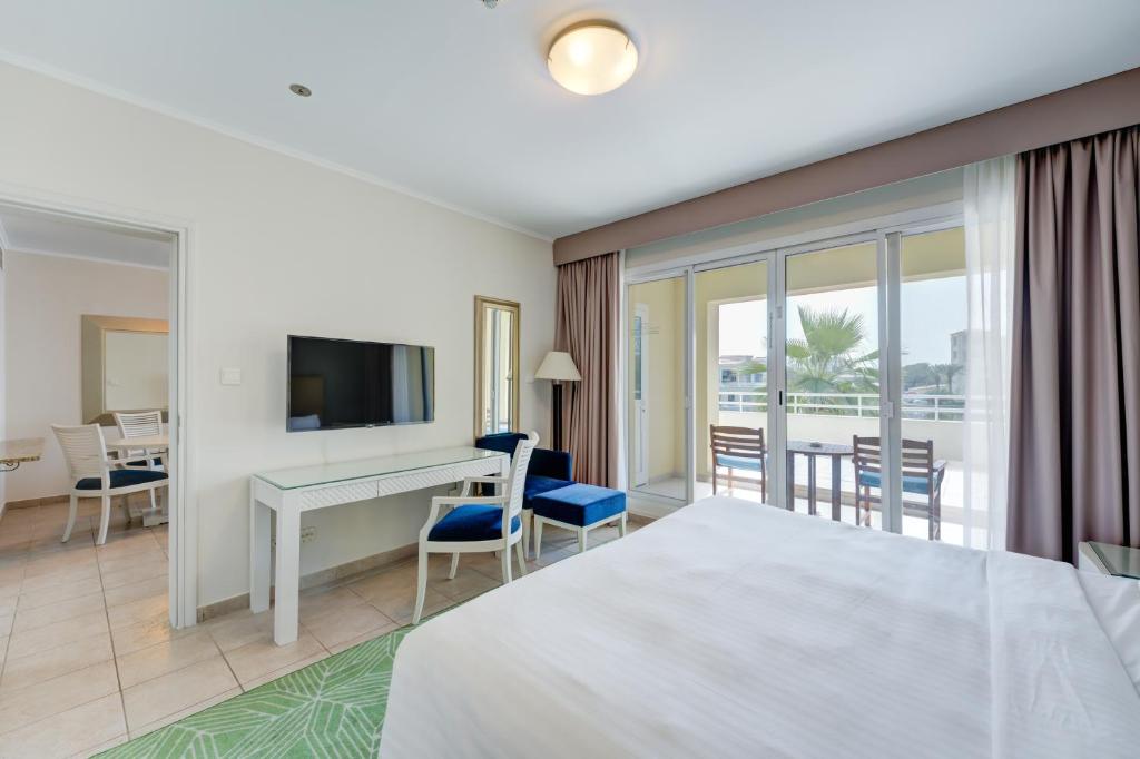 
One-Bedroom Apartment with Balcony and Lake View - Shuttle Service to JBR Beach and Access to The Market Mall
