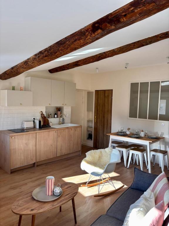 une cuisine et un salon avec un canapé et une table dans l'établissement Magnifique appartement 2 chambres Aix & Cours Mirabeau, à Aix-en-Provence