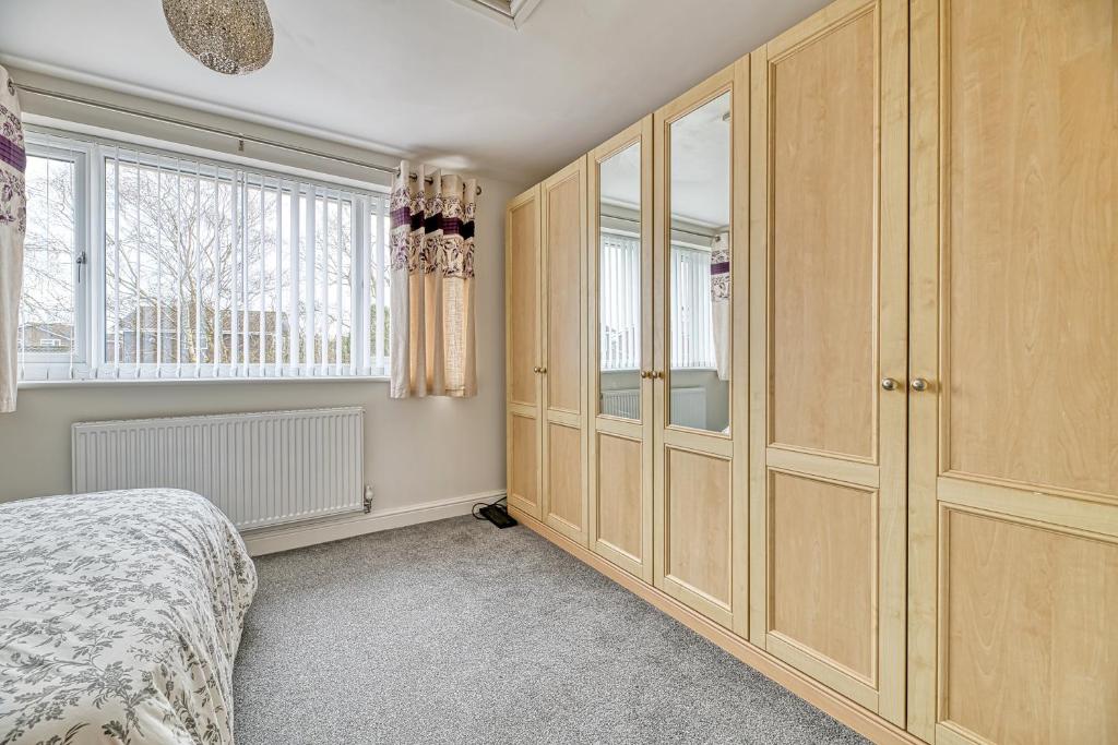 Spacious One Bedroom in Guilden Sutton by Guestz - One-Bedroom House