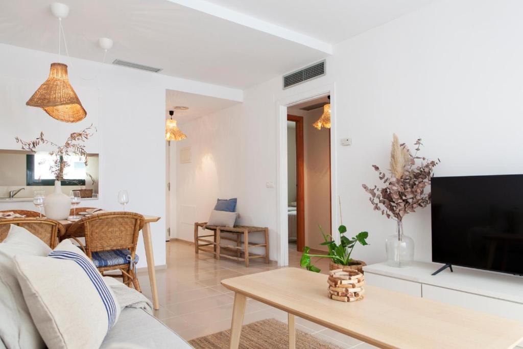 a living room with a couch and a table at Apartamento La Cala Azul en Miami in Miami Platja