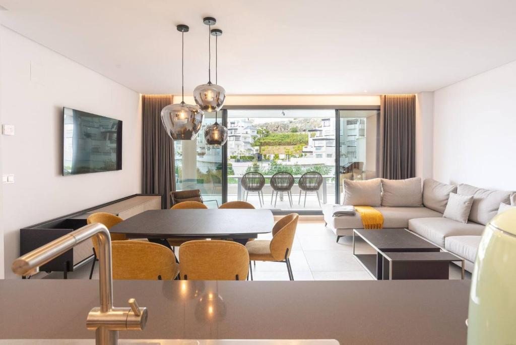 Posedenie v ubytovaní La Quinta 3 Bedroom Ultra Modern Apartment with Private Hot Tub