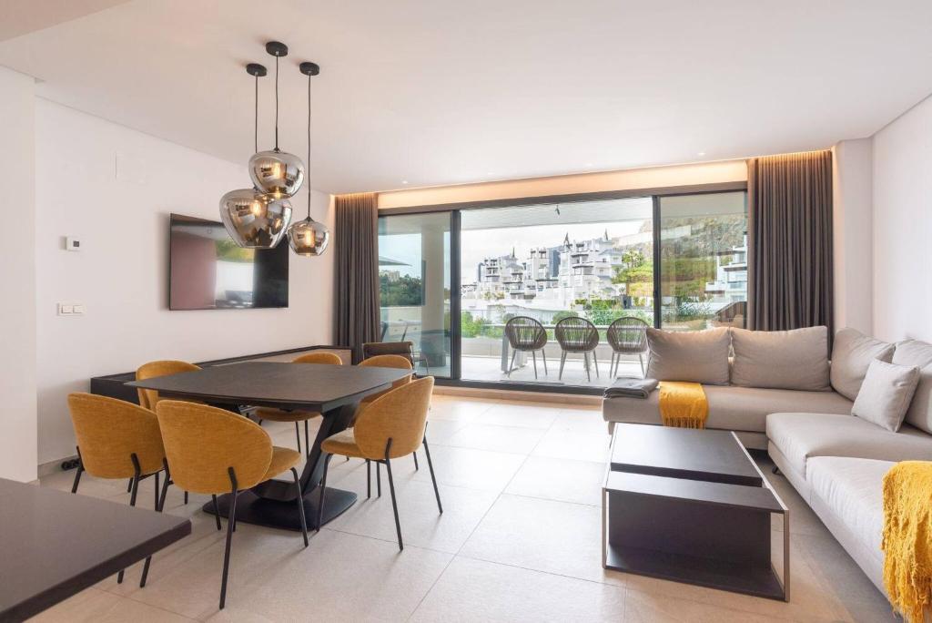 Posedenie v ubytovaní La Quinta 3 Bedroom Ultra Modern Apartment with Private Hot Tub