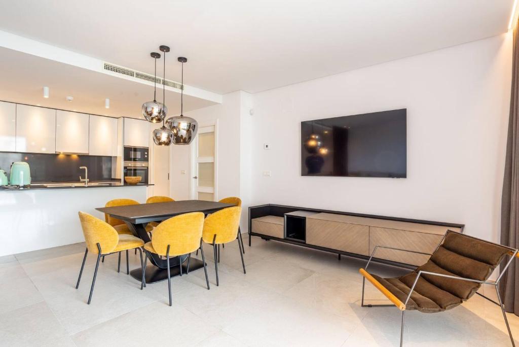 Kuchyňa alebo kuchynka v ubytovaní La Quinta 3 Bedroom Ultra Modern Apartment with Private Hot Tub