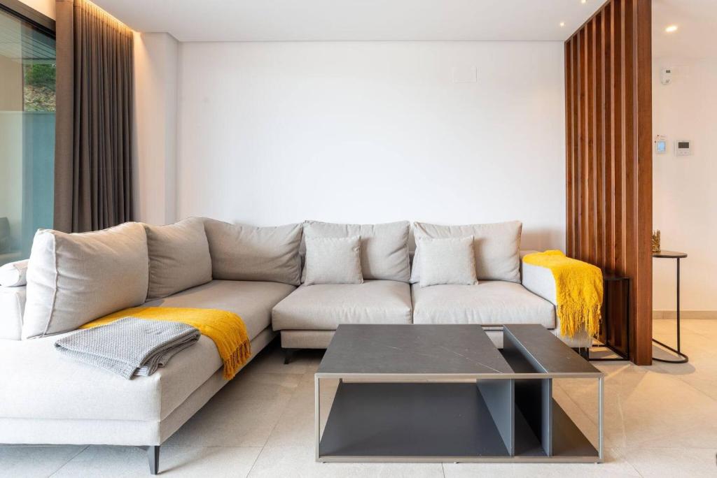 Posedenie v ubytovaní La Quinta 3 Bedroom Ultra Modern Apartment with Private Hot Tub