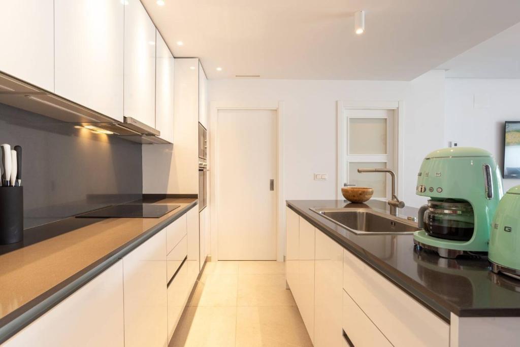 Kuchyňa alebo kuchynka v ubytovaní La Quinta 3 Bedroom Ultra Modern Apartment with Private Hot Tub