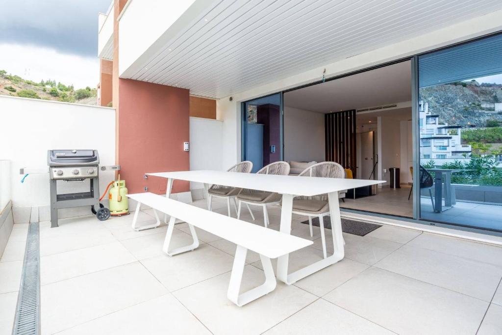 Balkón alebo terasa v ubytovaní La Quinta 3 Bedroom Ultra Modern Apartment with Private Hot Tub