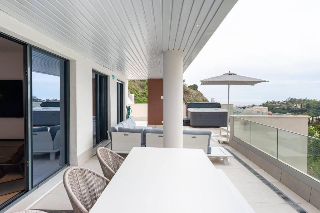 Balkón alebo terasa v ubytovaní La Quinta 3 Bedroom Ultra Modern Apartment with Private Hot Tub