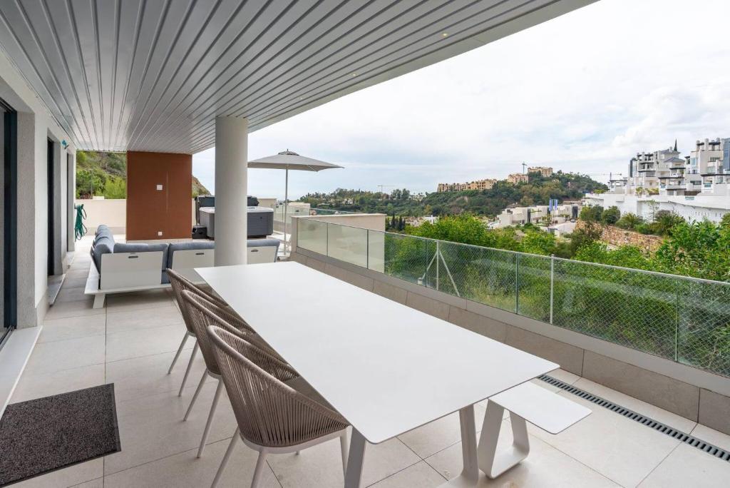 Balkón alebo terasa v ubytovaní La Quinta 3 Bedroom Ultra Modern Apartment with Private Hot Tub