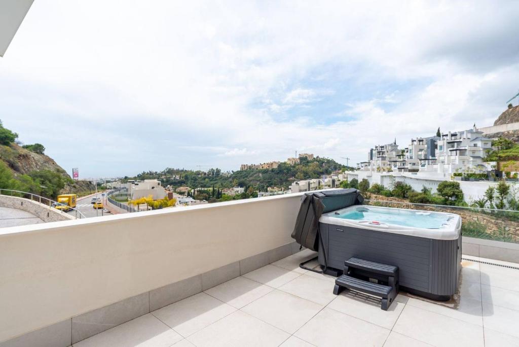 Bazén v ubytovaní La Quinta 3 Bedroom Ultra Modern Apartment with Private Hot Tub alebo v jeho blízkosti