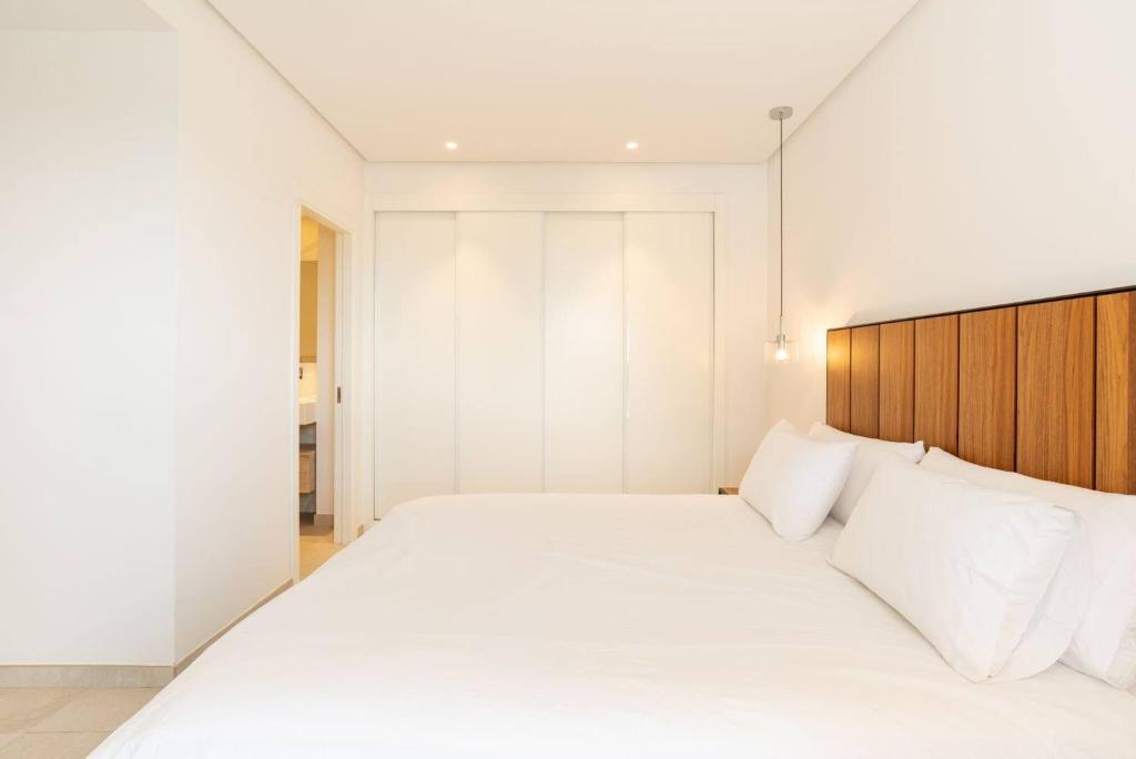 Posteľ alebo postele v izbe v ubytovaní La Quinta 3 Bedroom Ultra Modern Apartment with Private Hot Tub