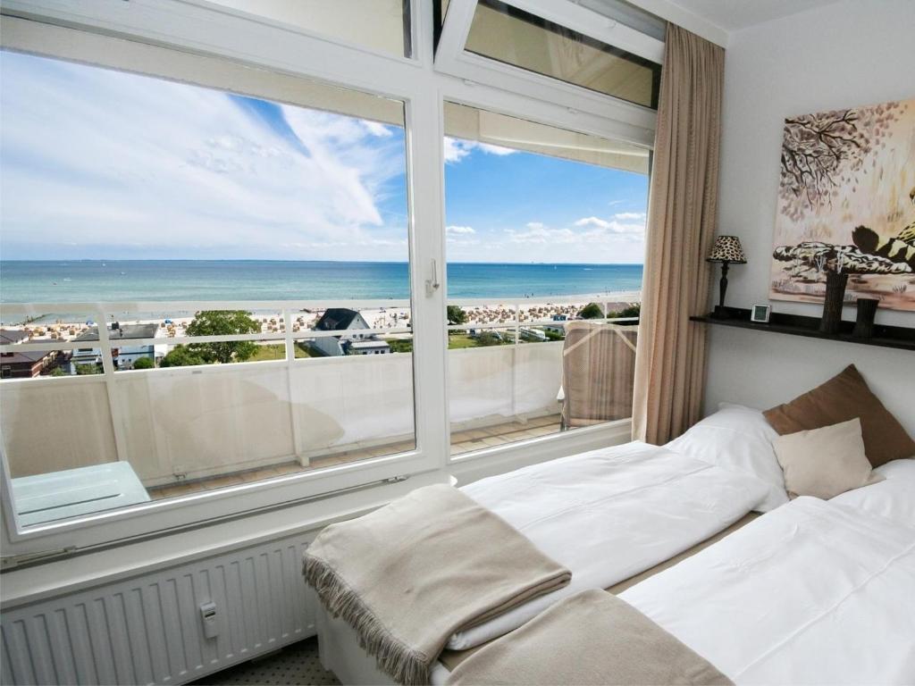ein Schlafzimmer mit Fenster und Meerblick in der Unterkunft Kaiserhof 784 in Grömitz
