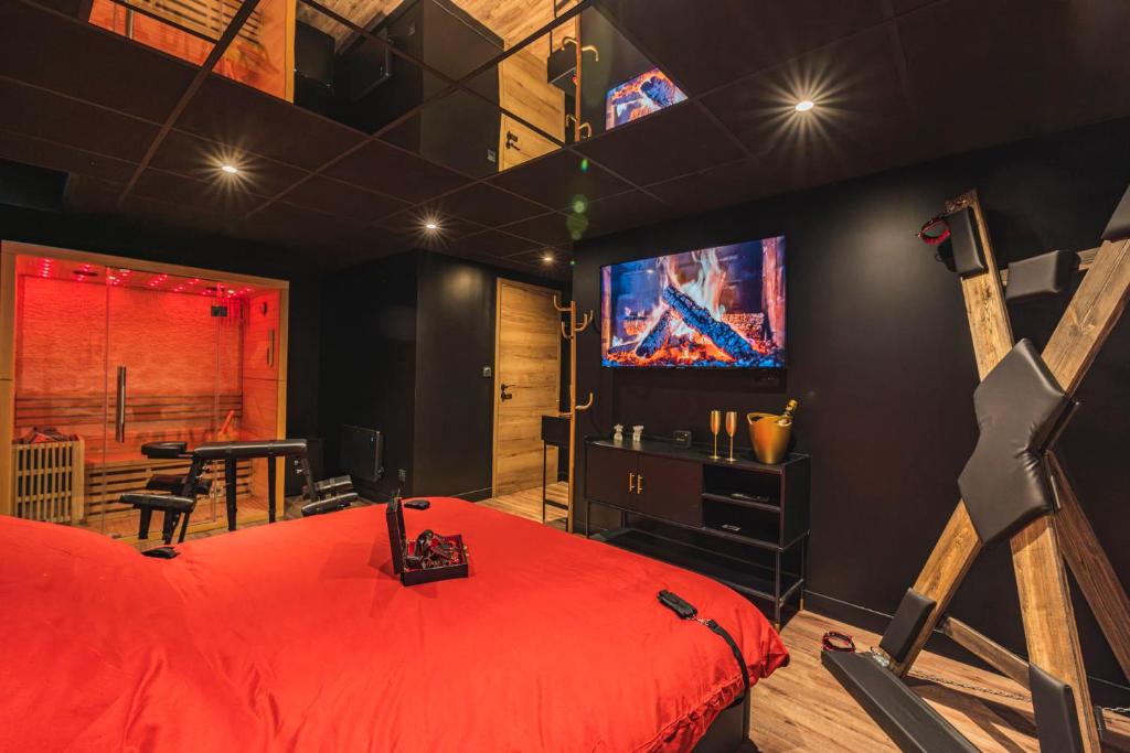 une chambre avec un grand lit et une télévision à écran plat dans l'établissement Amsterdam, à Reims