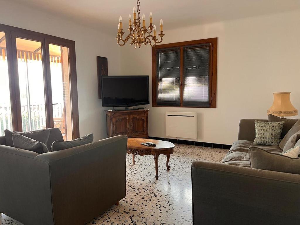 VolxにあるCharmant haut de Villaのソファ2つとテレビのあるリビングルーム