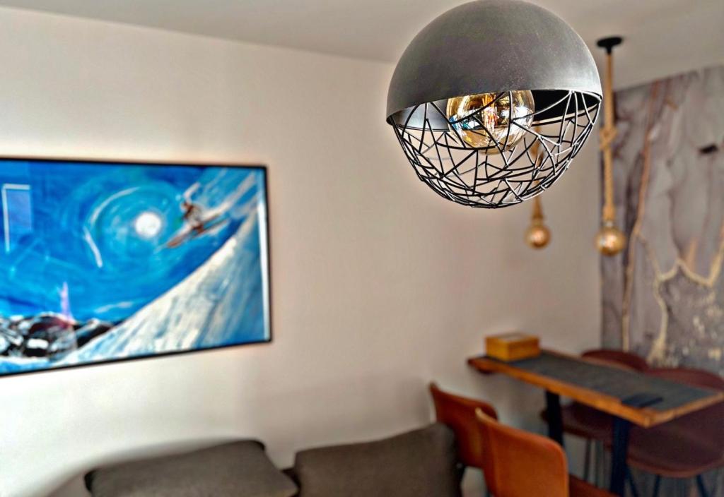 科帕奥尼克Mr Alek - Luxury Apartment Kopaonik的沙发客厅里的安乐灯