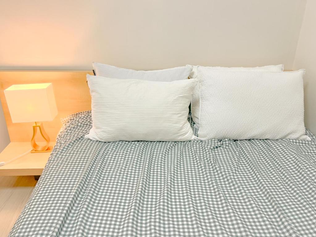 Postel nebo postele na pokoji v ubytování Homey inn Juno