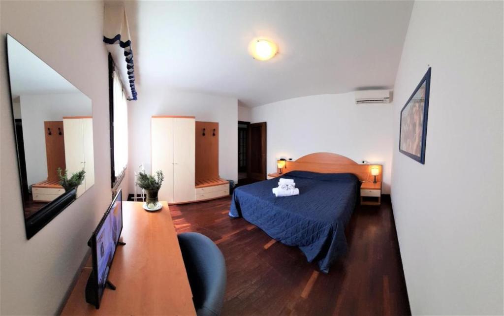 una camera da letto con un letto e un tavolo di Giada Sirio & Giada Orione a Lucca