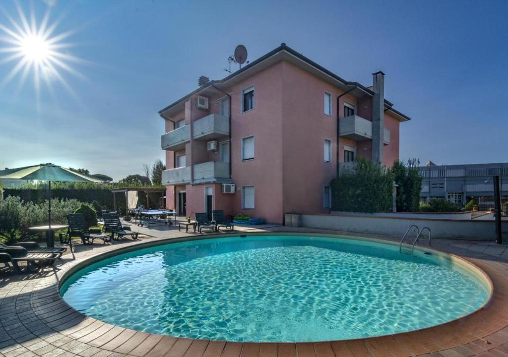 una grande piscina di fronte a un edificio di Giada Sirio & Giada Orione a Lucca