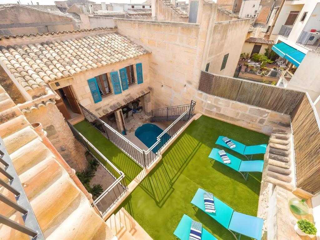 an aerial view of a house with a yard at Cas Mercader in Algaida