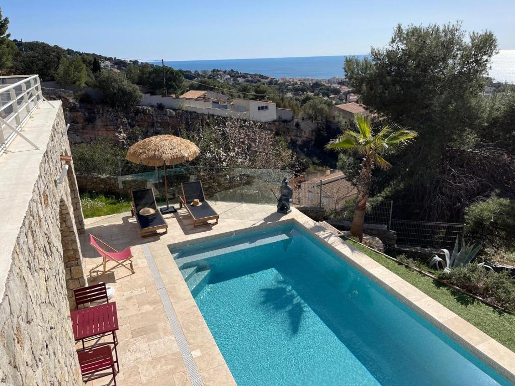 une piscine avec vue sur l'océan dans l'établissement Villa Margaux Prestige, à Sète
