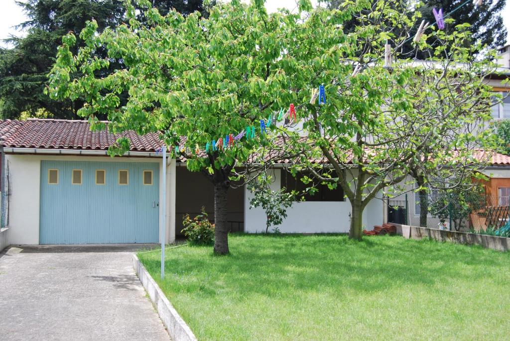 Taman di luar Maison Aussillon tarn
