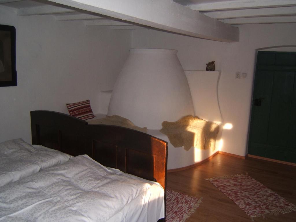 een slaapkamer met een bed en een lamp aan de muur bij Banditanya in Mórahalom