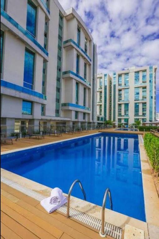 a large swimming pool in front of a building at Top Flat confortavel e muito bem localizado in Brasília