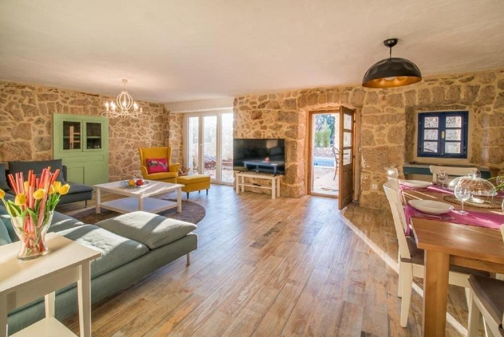 Televízia a/alebo spoločenská miestnosť v ubytovaní House Frank
