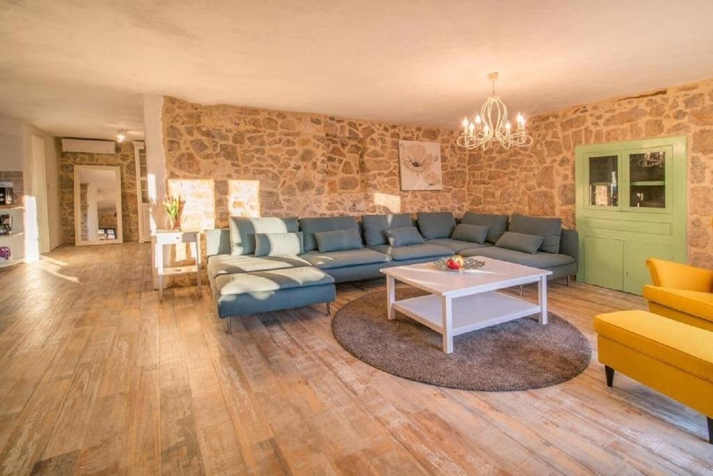 Posedenie v ubytovaní House Frank