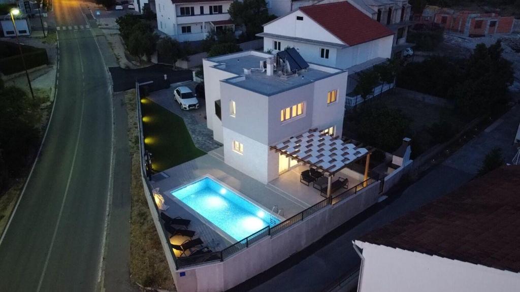 Bazén v ubytovaní House Kreso alebo v jeho blízkosti